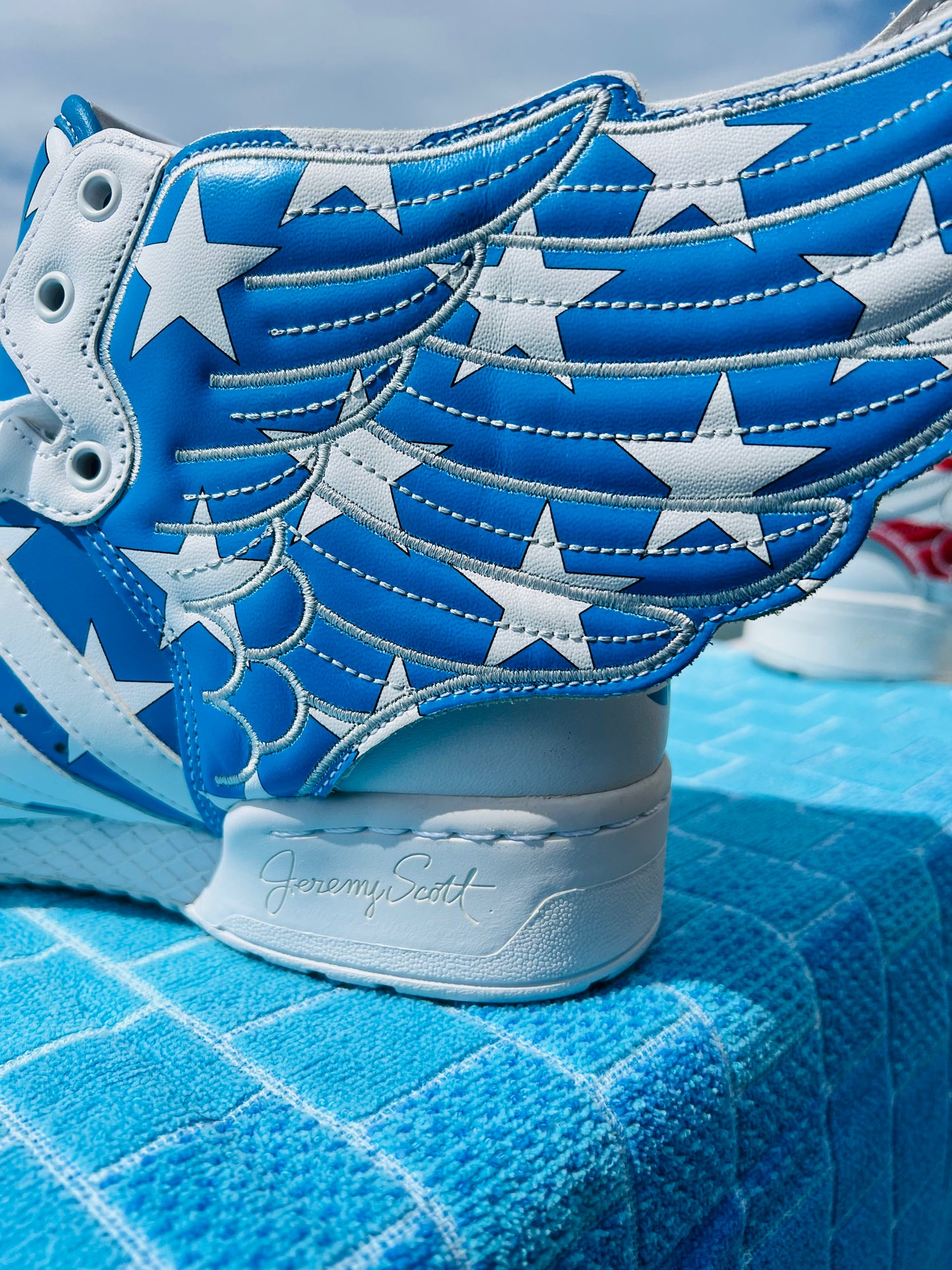 2012 Adidas Wings Stars & Strips x Jeremy Scott - 8M/9.5W (V24619)