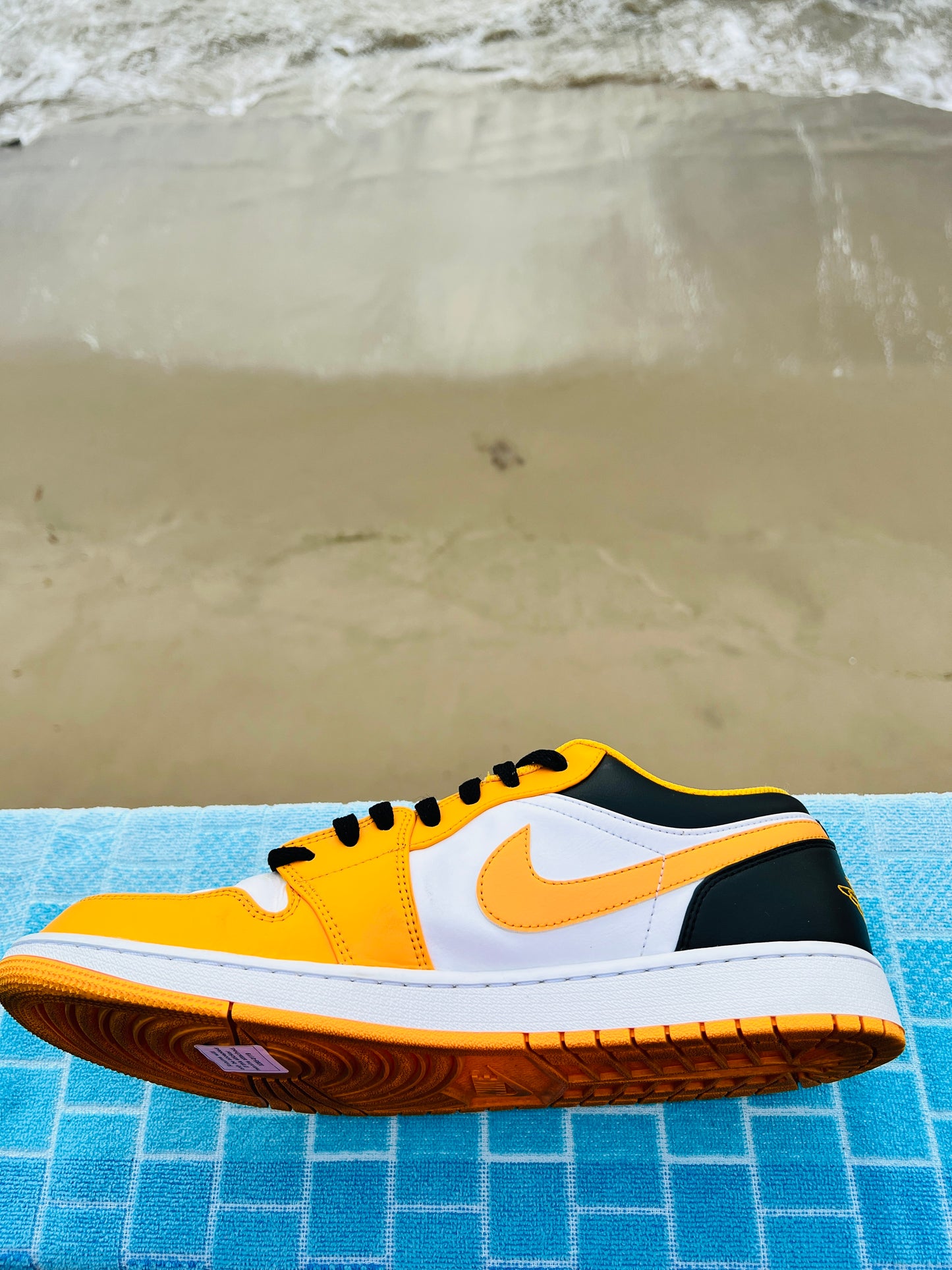 2022 Jordan 1 Low Taxi - 13M/14.5W (553558-701)