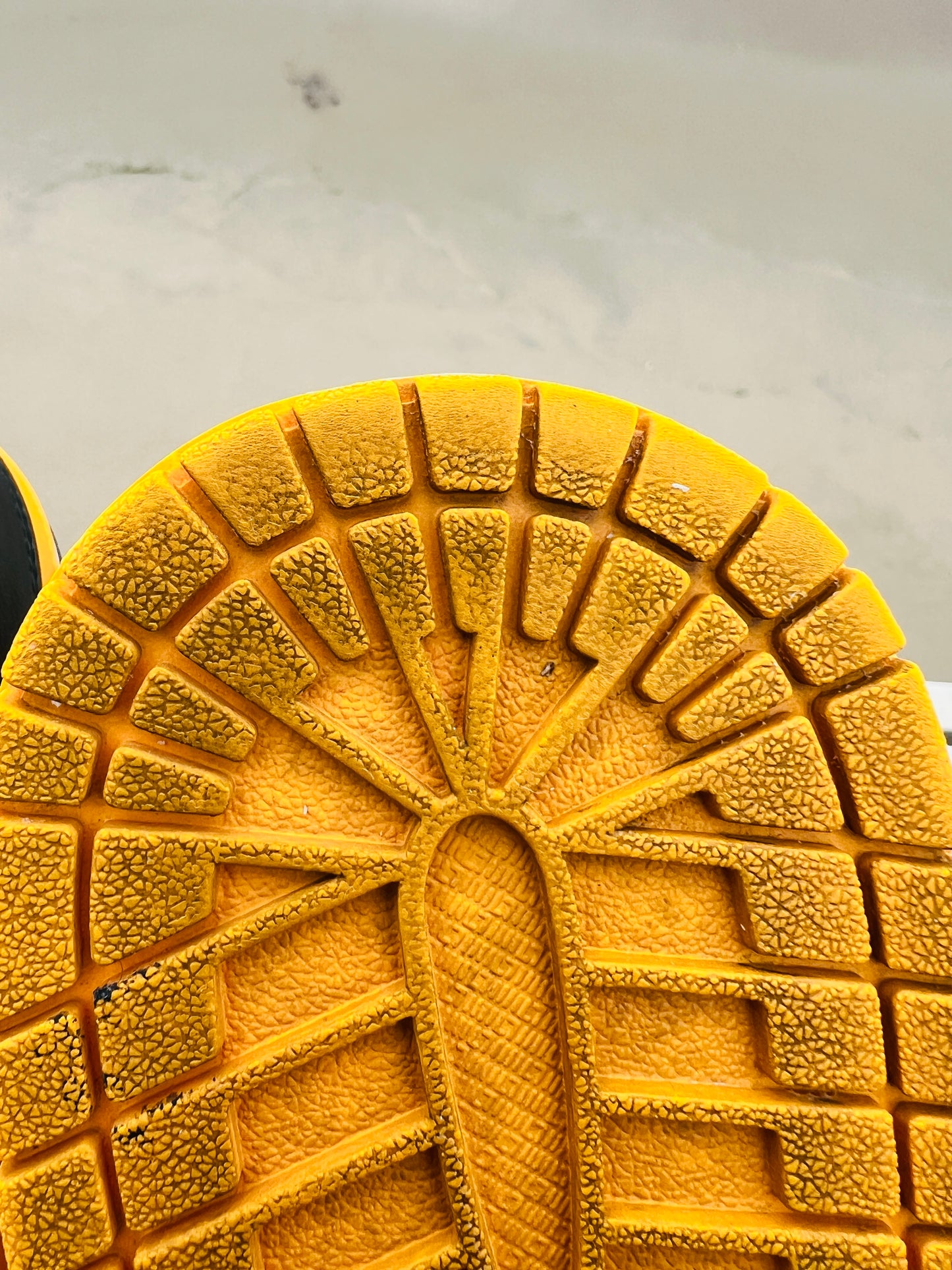 2022 Jordan 1 Low Taxi - 13M/14.5W (553558-701)