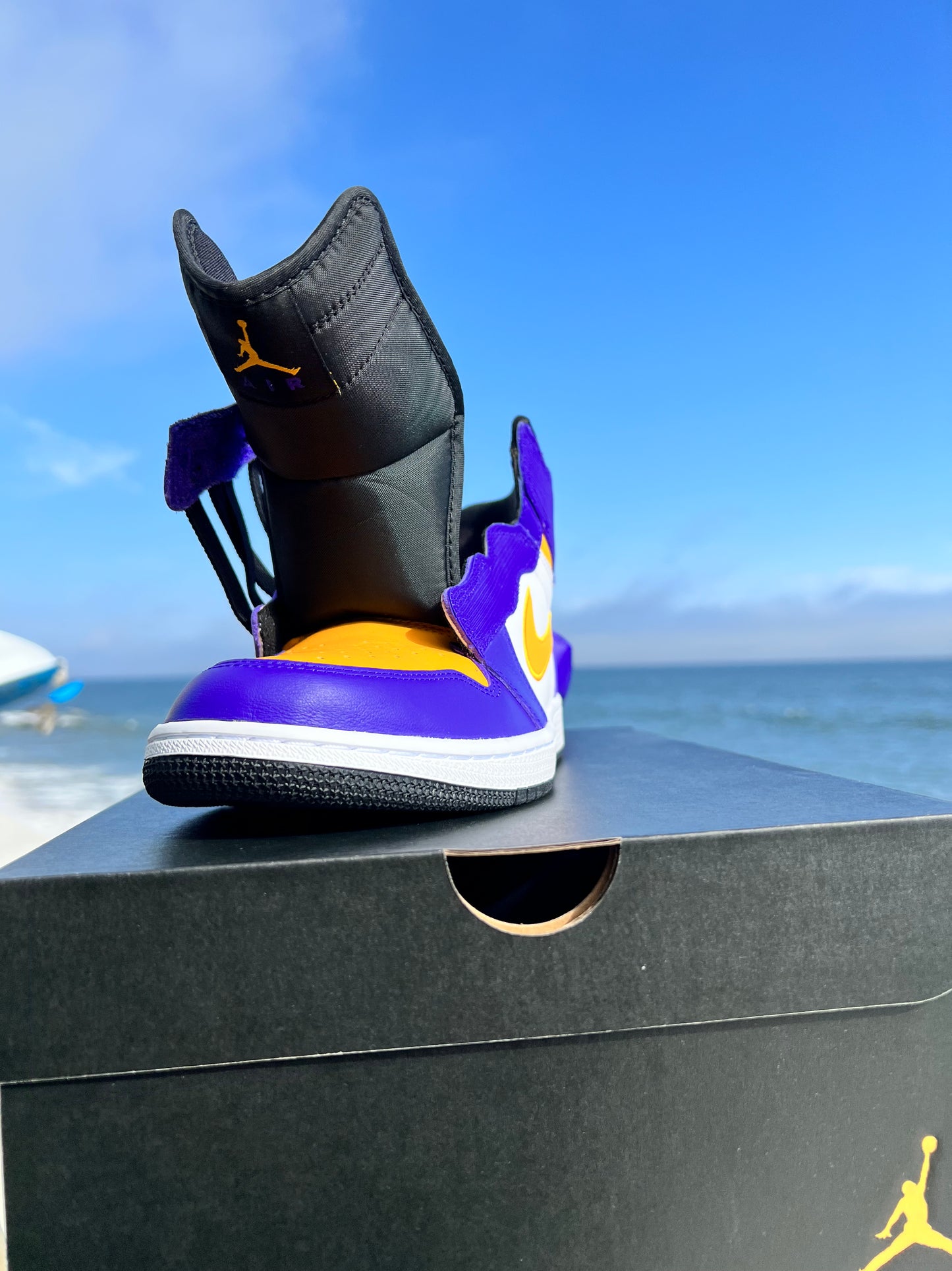 Jordan 1 Hi FlyEase Lakers - 9.5M/11W (CQ3835-517)