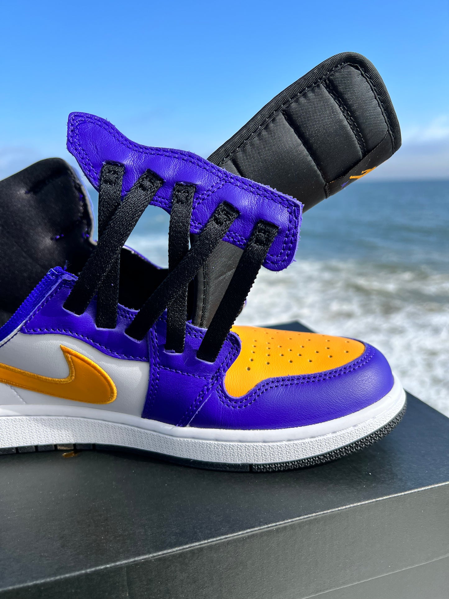 Jordan 1 Hi FlyEase Lakers - 9.5M/11W (CQ3835-517)